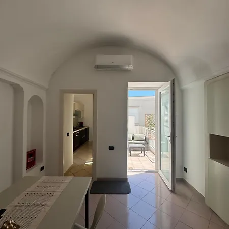 Dietro La Piazzetta * Capri