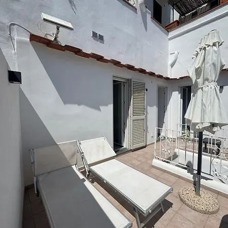 Dietro La Piazzetta * Capri